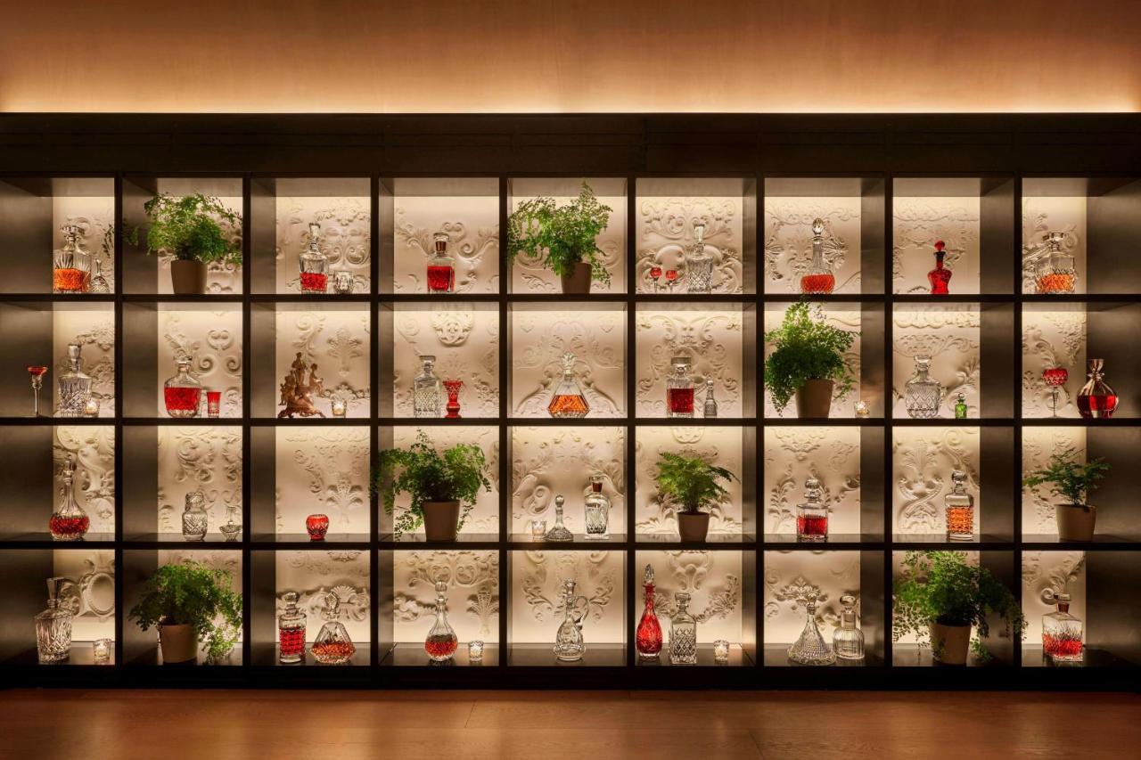 The Times Square Edition Νέα Υόρκη Εξωτερικό φωτογραφία A display of the world's most famous spirits
