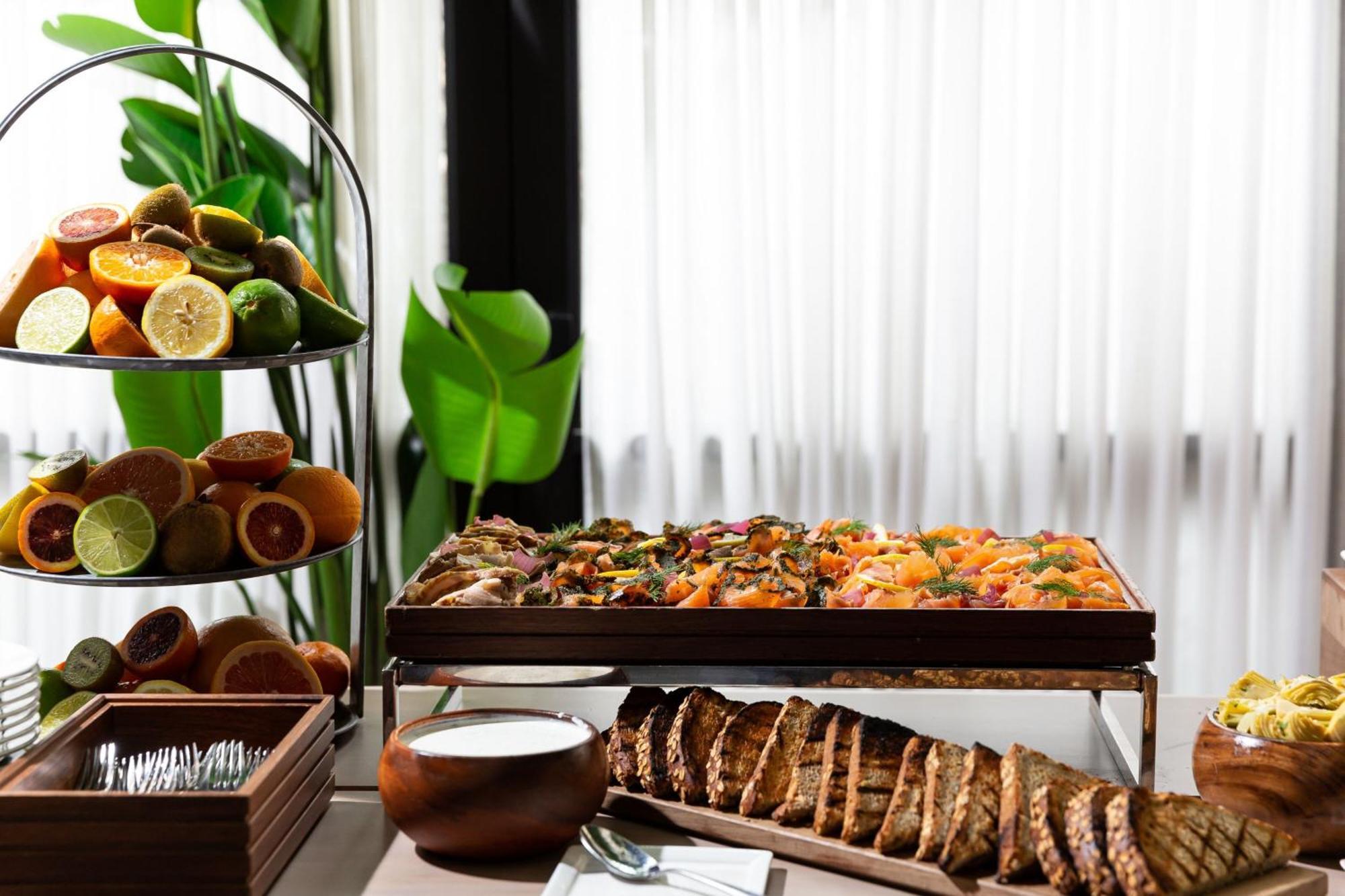 The Times Square Edition Νέα Υόρκη Εξωτερικό φωτογραφία A buffet at a hotel